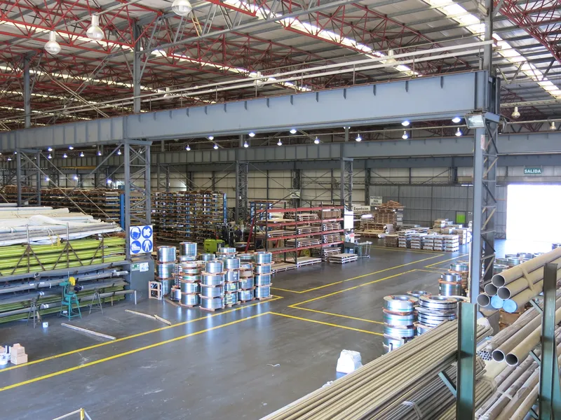 Área de expedición y stock de bobinas de Acero Inoxidable en Aperam Argentina