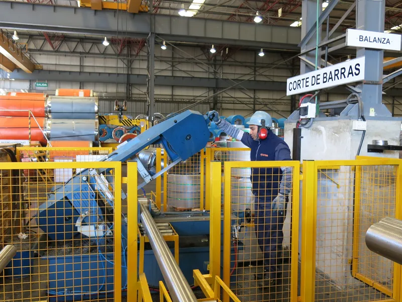 Operario en la estación de corte de barras de Acero Inoxidable en Aperam Argentina