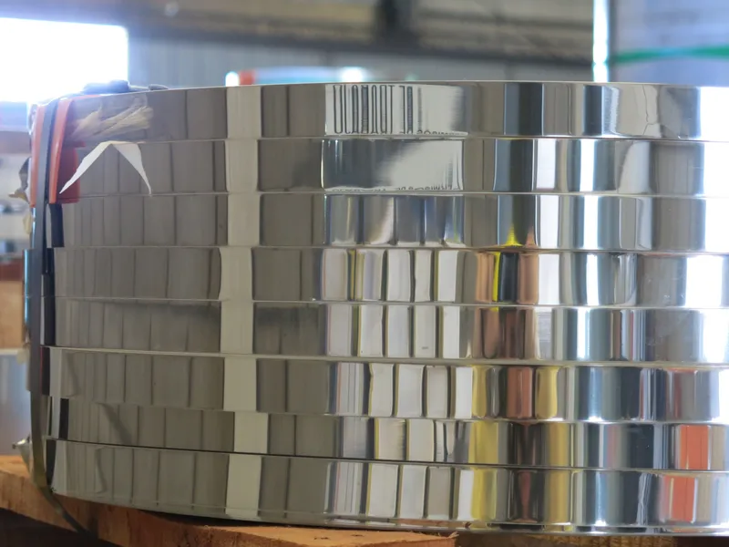 Detalle de fleje de Acero Inoxidable brillante recién cortado en Aperam Argentina