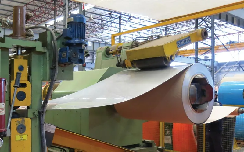 Máquina de corte y planchado de Acero Inoxidable en planta de Aperam Argentina